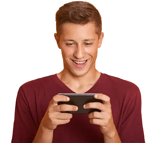 Homme utilisant un téléphone pour gérer un serveur